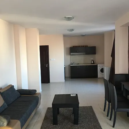 Advanced Apartments Salt Lake Beach 4* بوموري