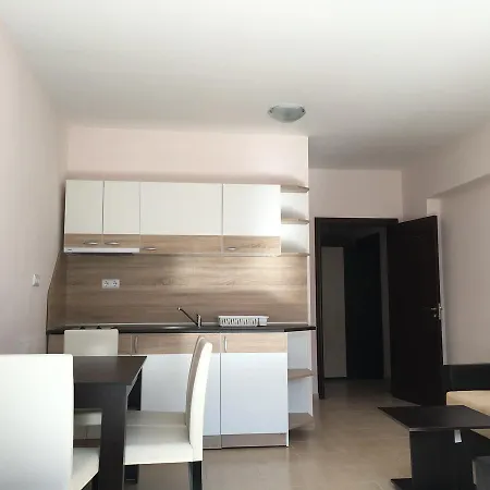 Advanced Apartments Salt Lake Beach 4* بوموري