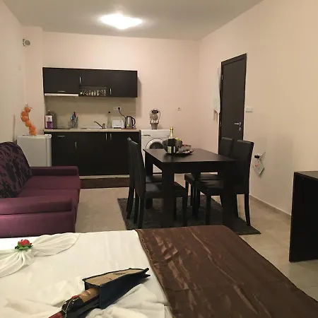 Advanced Apartments Salt Lake Beach 4* بوموري